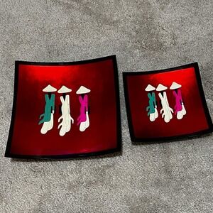 VIETNAMESE Set Of 2 RED LACQUERED‎ CURVED DECORATIVE DISHES 3 WOMEN W/books EUC